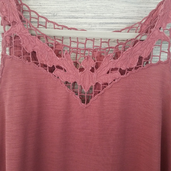 Gimmicks sleeveless top - Picture 2 of 6